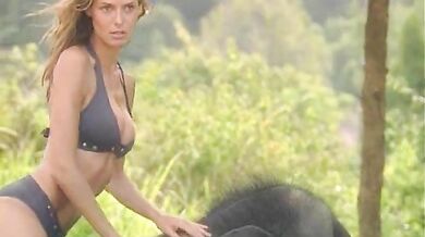 MTV Uncensored: Sports Illustrated Swimsuit Issue 2001 scene 3