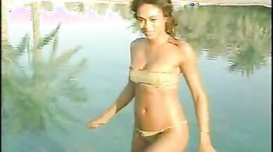 MTV Uncensored: Sports Illustrated Swimsuit Issue 2001 scene 4